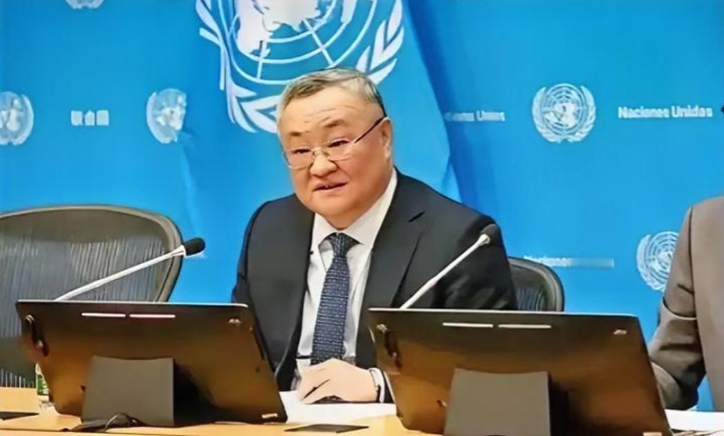 欠了46亿美元会费的美国，眼睁睁看着中国代表傅聪接过安理会主席的槌子。更绝的是，