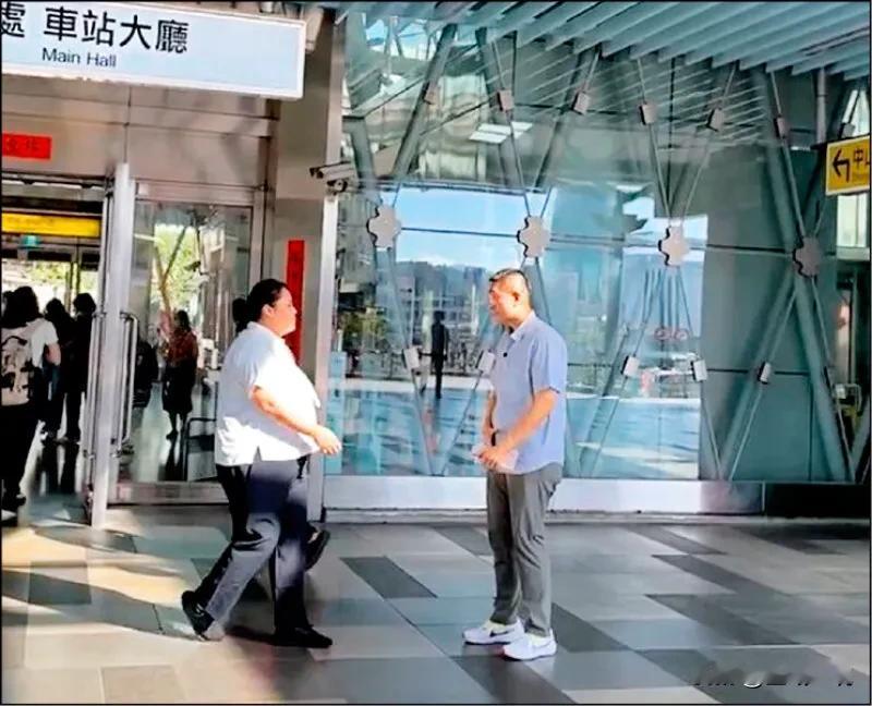 谢国梁车站鞠躬  台铁劝其离开

身陷罢免风波的基隆市长谢国梁，连续三天早上七点