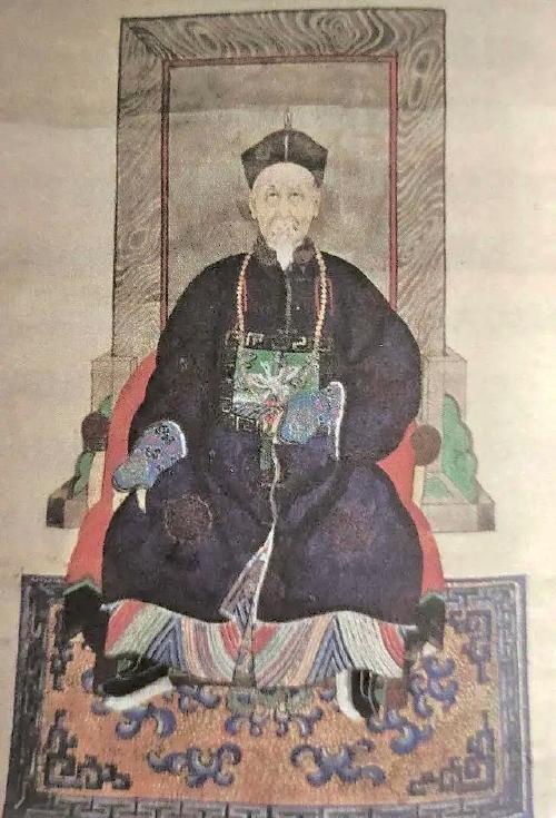 在没有相机的古代，人们以木雕、石刻、纸本画像留存容貌，而纸本画像因纸张普及，成为