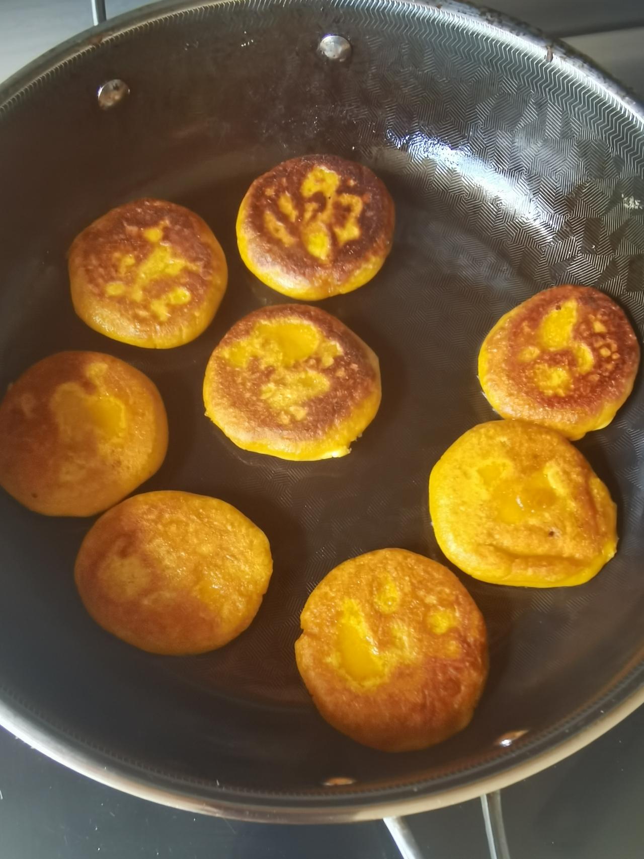 今天中午，第三次做南瓜饼，成功。