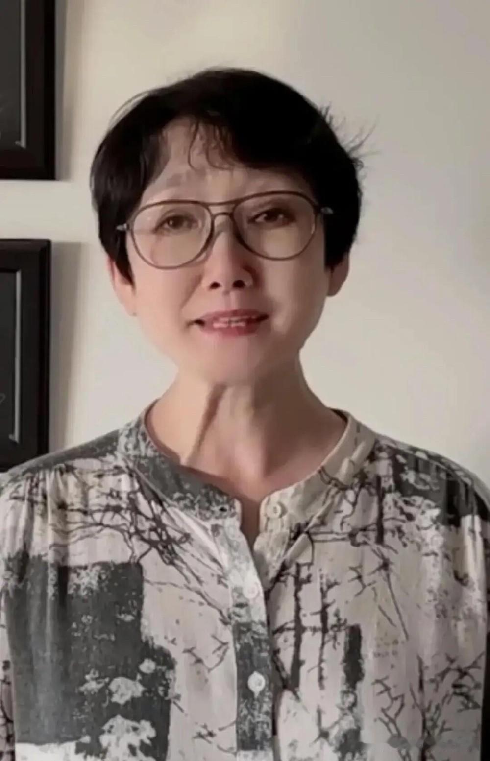 大家还记得这一位戴眼镜，鹅蛋脸型的歌唱家吗？她没有宋祖英那么高的颜值，也没有张也