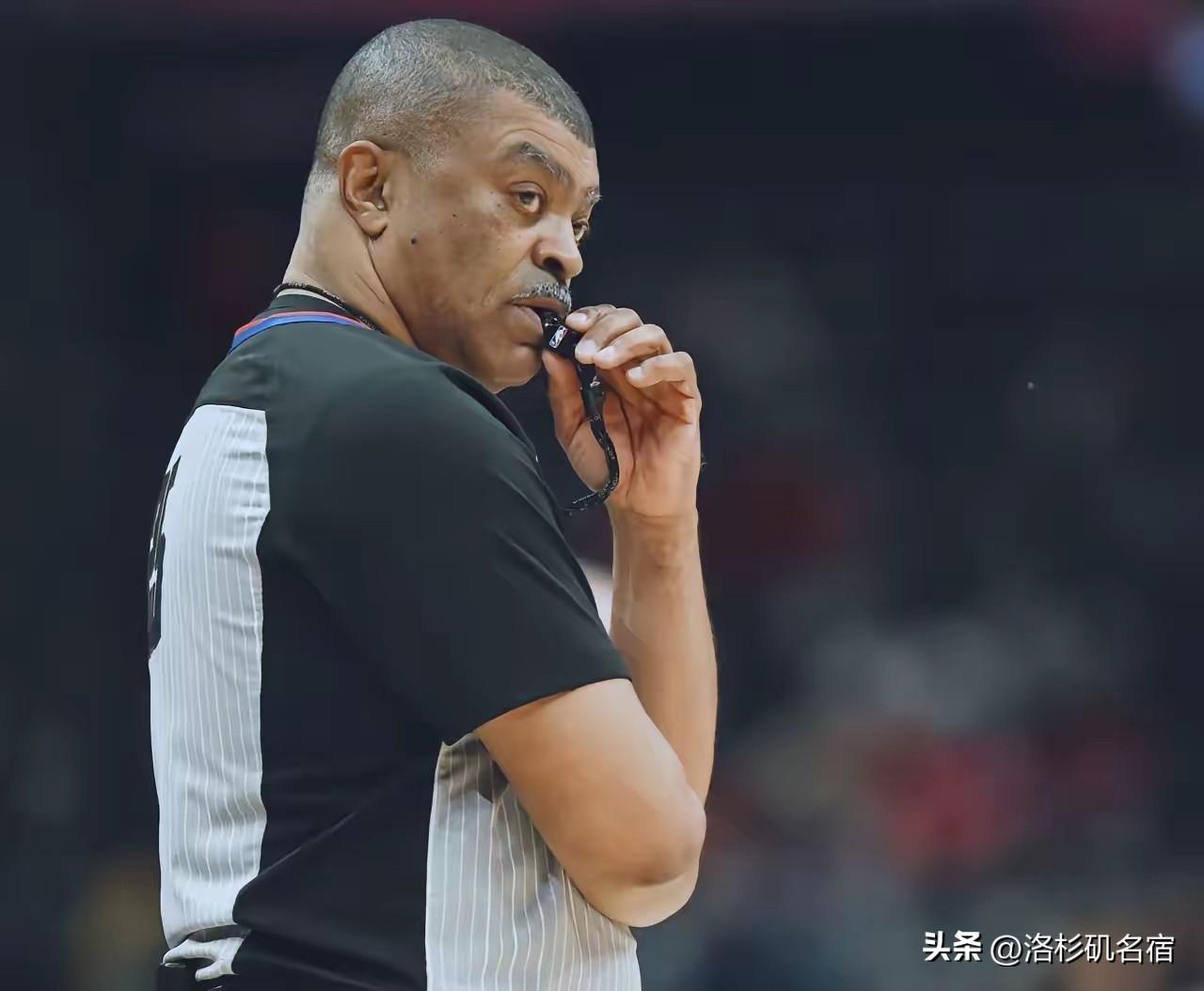 托尼执法的比赛总是会给球迷带来不少的名场面，像是现在的雷不出界、雷不犯规等，都是
