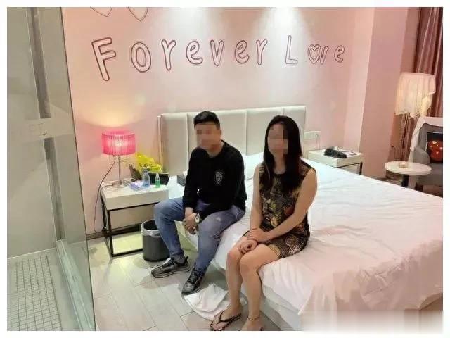 女子半夜下班后被劫持。老母亲在家等不到女儿，以为女儿出去执行任务了。她不在乎。过