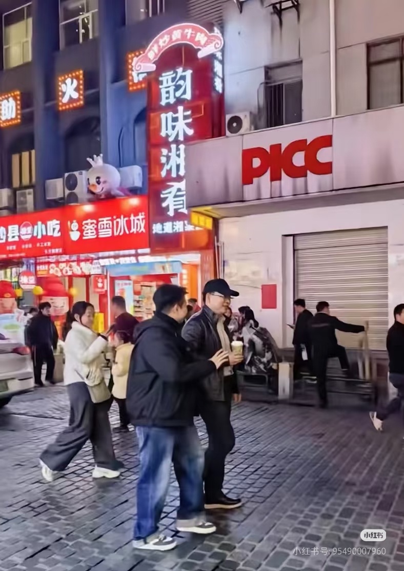 说实话，像昨天余总因病不上场的事情还是极少的，前一天还有小红书用户看到余总晚上在