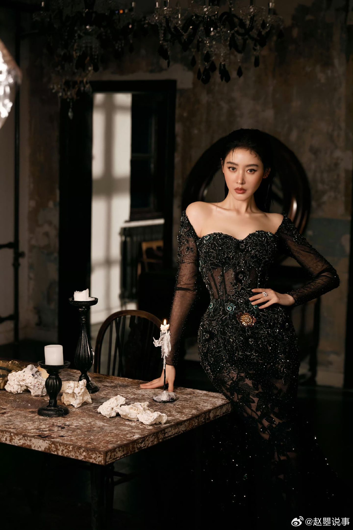 张天爱红唇黑裙造型女王来的  微博之夜的张天爱直接化身暗夜女王∽暗色礼裙缀满细碎