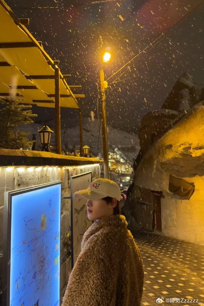 丁程鑫冷暖光影大片在丁程鑫这又过上冬天了 橘暖灯光撞上冷调蓝幕，丁程鑫大片冲击力