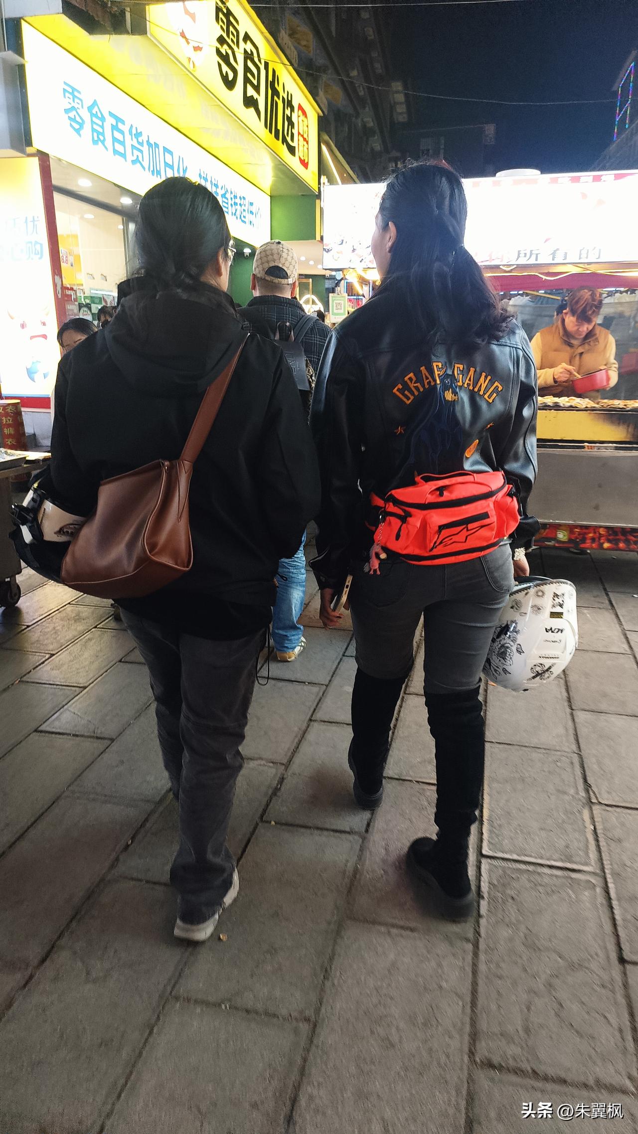 今晚逛夜市寻美食，发现走在前面的两位女士，感觉就是外省过来的。而且右边这位走路的