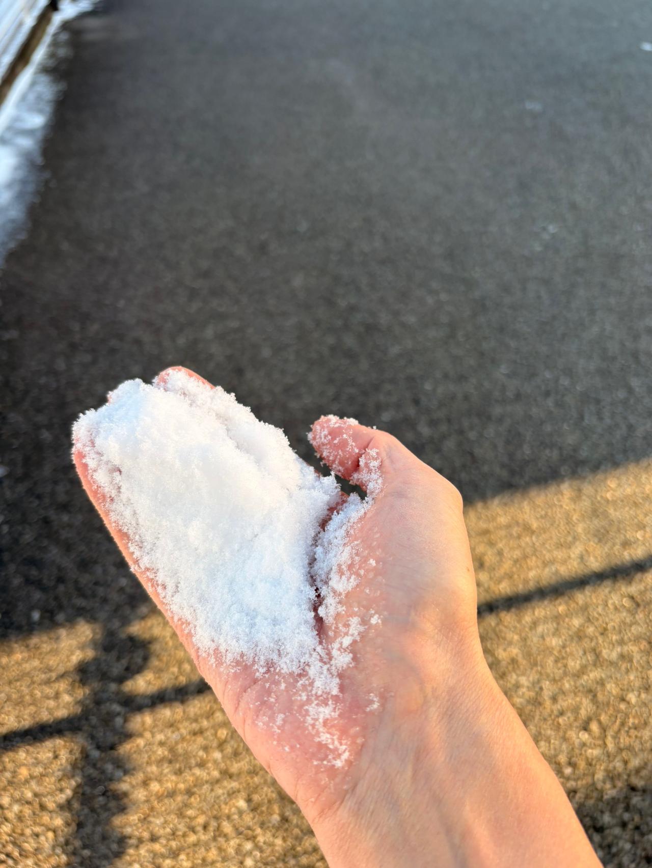 现在这个时候在我们广东地区还在开冷气，因为天气好热呀，

但是有些地方已经开始下