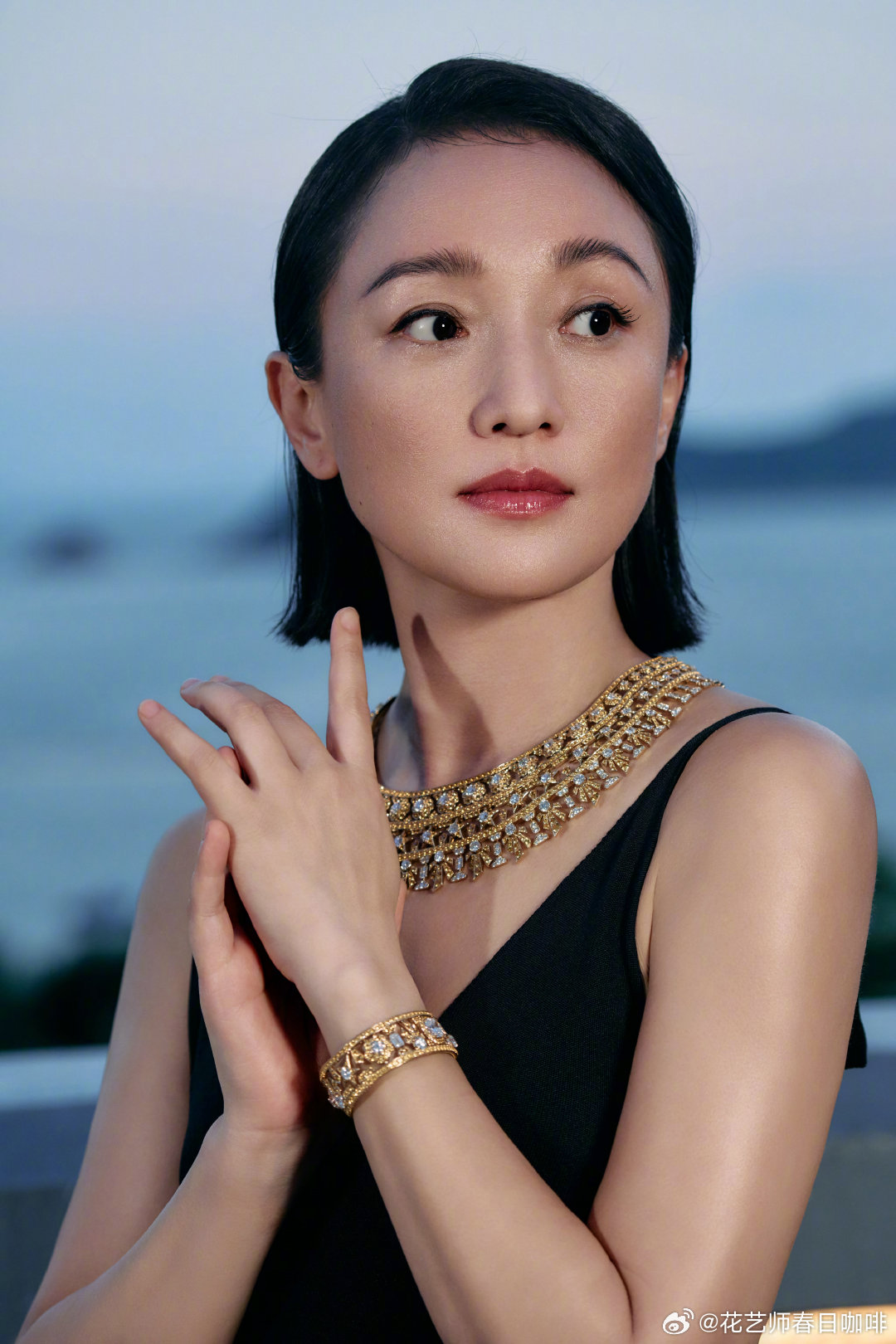 周迅 出席香奈儿SIGNES & SYMBOLES 臻品珠宝系列预览活动，身着简