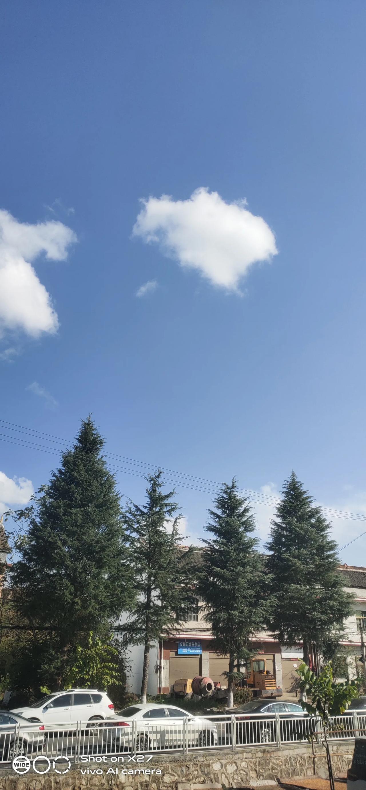 大家发现没有
男人靠近女人是想睡女人
女人靠近男人是想花男人的钱
男女交往都是揣