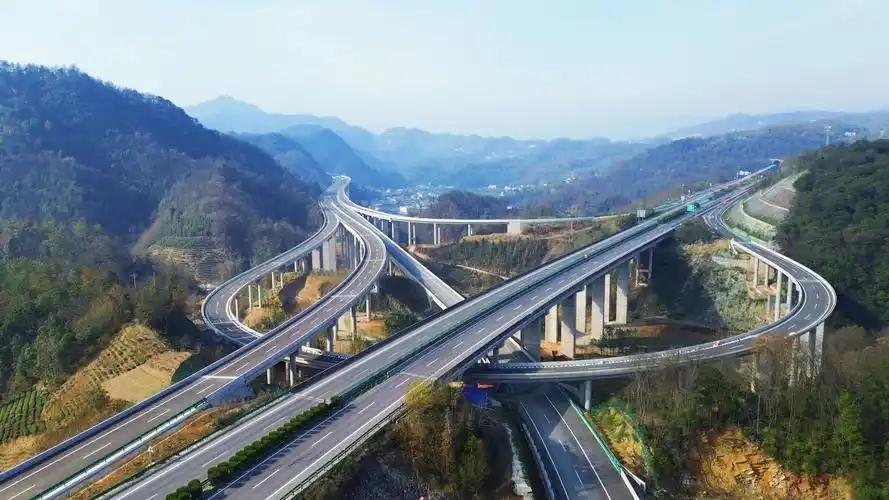 每天进账15亿，八年倒亏6万亿——中国高速公路的“亏损之谜”像一道难解的数学题。