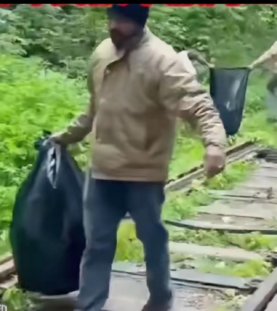 几个印度人在公共草坪上聚餐，吃完拍拍屁股走人，草地上塑料袋、餐盒、食物残渣扔得到