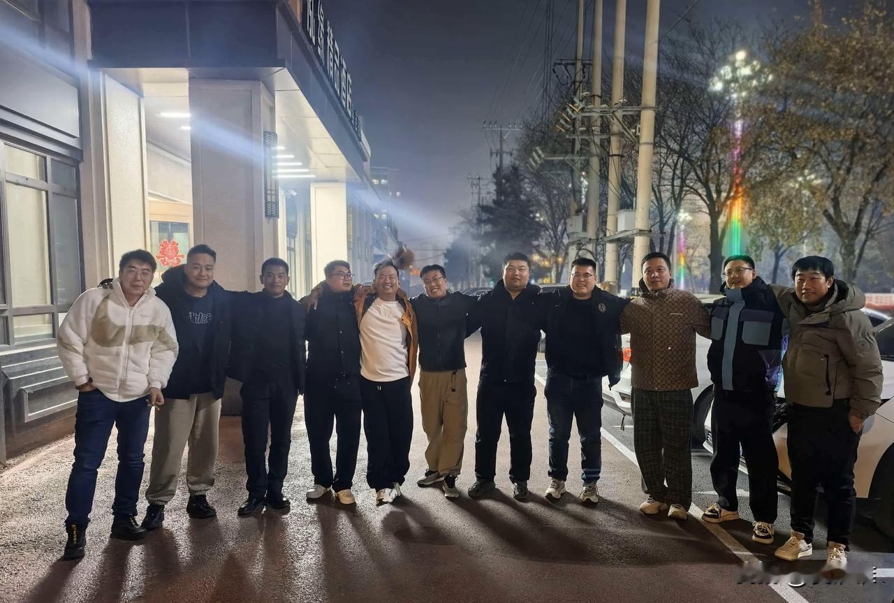 毕业12年了，因为一个同学结婚，我们又聚在了一起这么多人，难得啊！更难忘的是青春