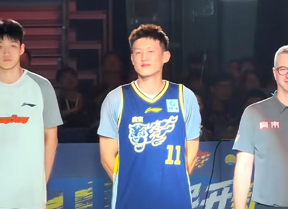 别再说广东宏远无情无义了，周鹏离开球队到深圳男篮历练四年，当过球员，当过主教练，
