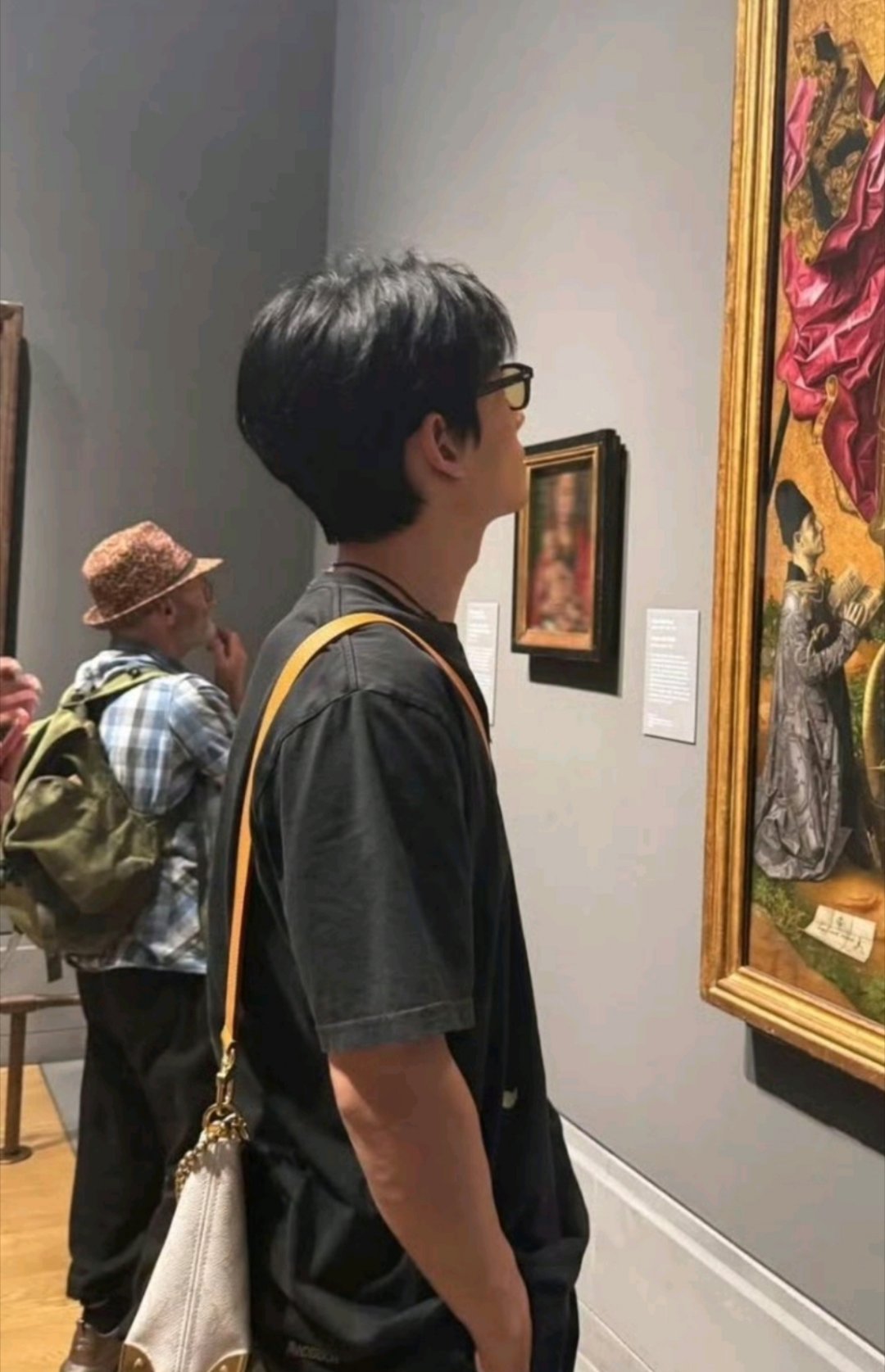 和男朋友一起逛美术馆朱一龙