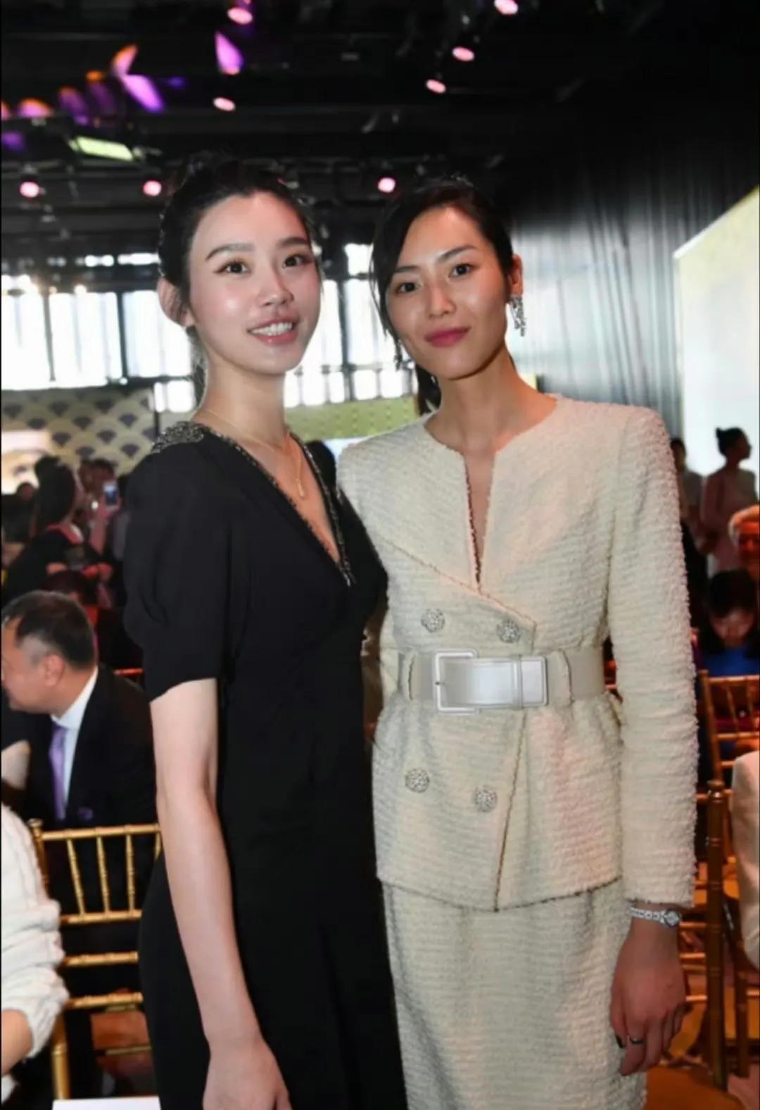 维秘的四美个个都是肤白貌美大长腿，
希望刘雯也能传来好消息。