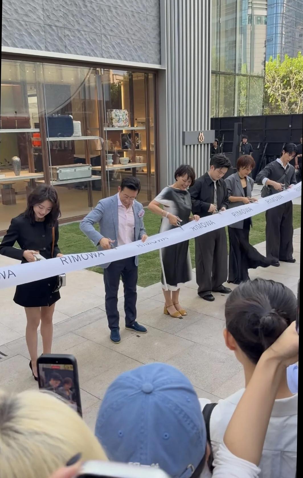 东哥这波“偷偷回国”，咋就吹成巨星了？
说真的，东东悄悄回国参加品牌活动，品牌方