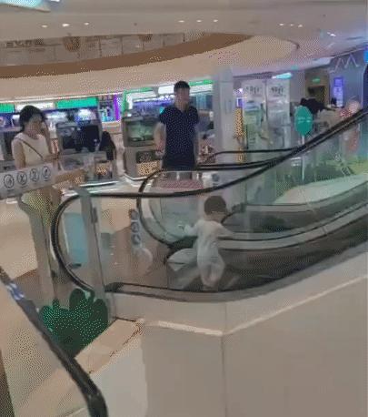 不懂事的孩子，

遇到一个不负责任的妈妈，

是孩子的悲哀，

还是妈妈的无知？