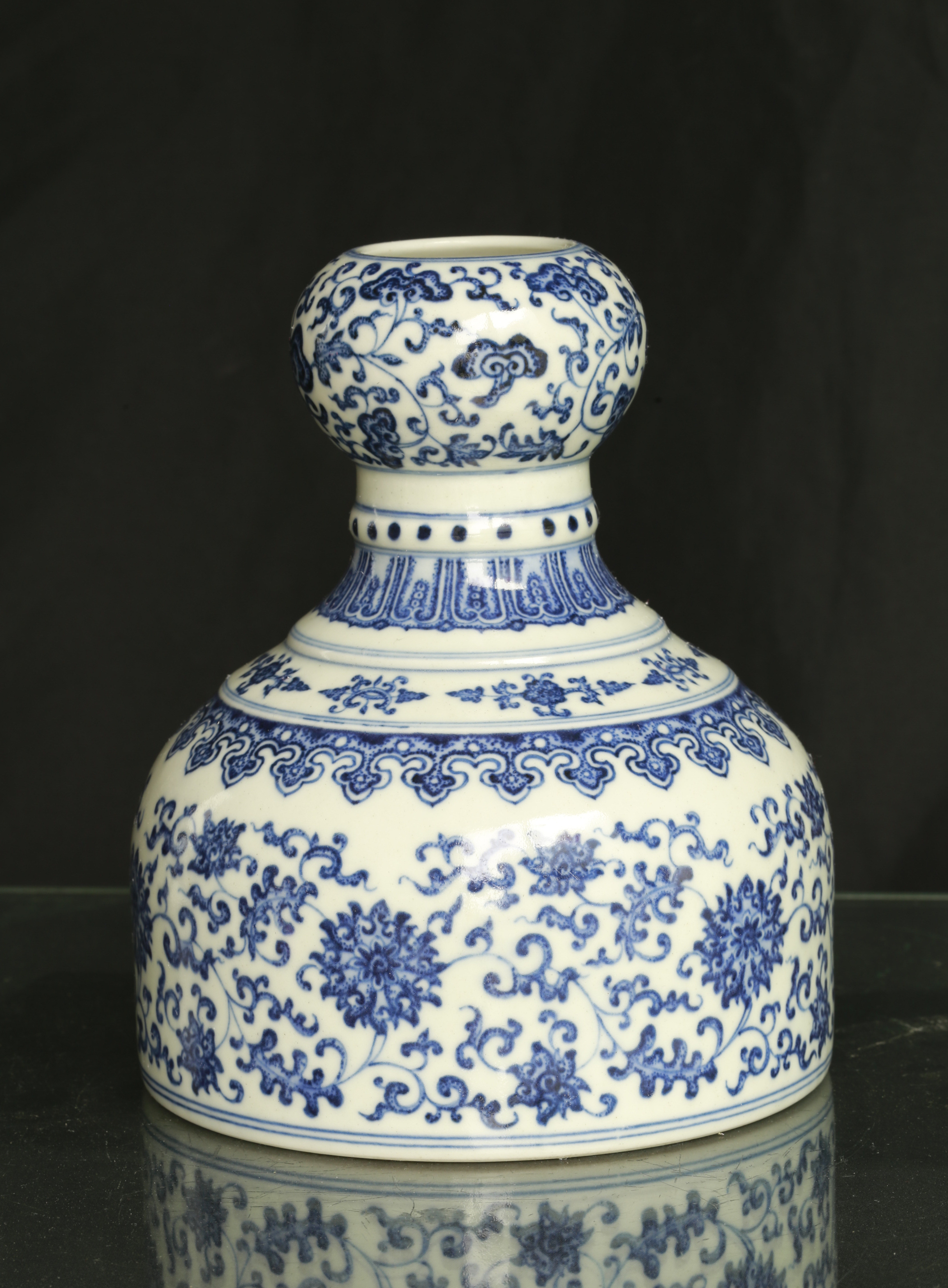 清乾隆官窑青花灵芝莲纹蒜头瓶一件 尺寸：高182mm, 底径152.7mm,蒜头