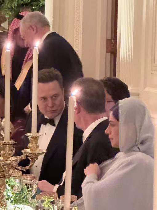 特朗普招待沙特王储，沙特马斯克出现在白宫晚宴上