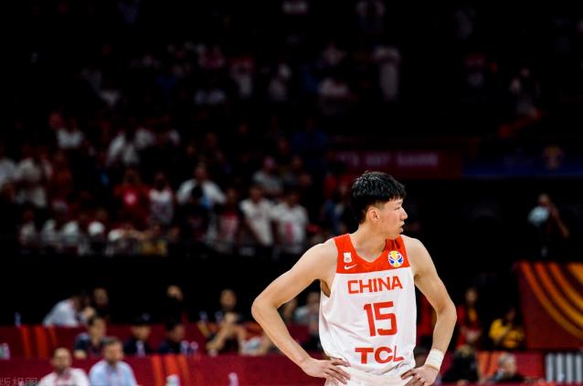 CBA第一人发声！周琦表态：脱掉Nike，坚定支持大美新疆

近日一则热搜冲上了