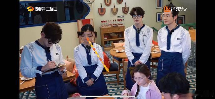 沈月[超话]沈月演我第一天上班中餐厅沈月在中餐厅接待第一桌客人的样子，像极了我第