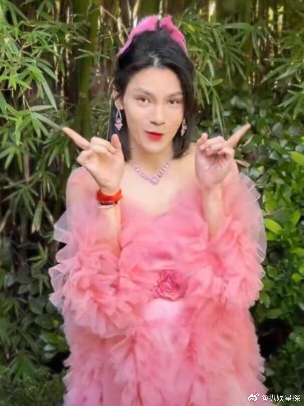 向佐说自己穿女装但拍的都是man剧救命！向佐这反差感也太大了吧！一边说男人得ma