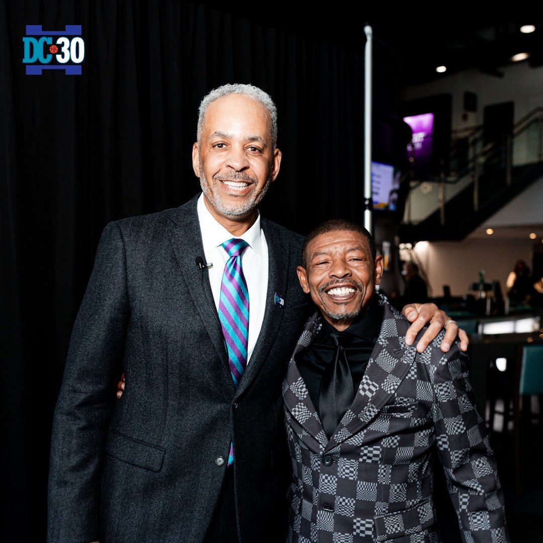 老库里和博格斯同年被黄蜂选中，一起在黄蜂效力了10年，在猛龙还做了两年队友nba