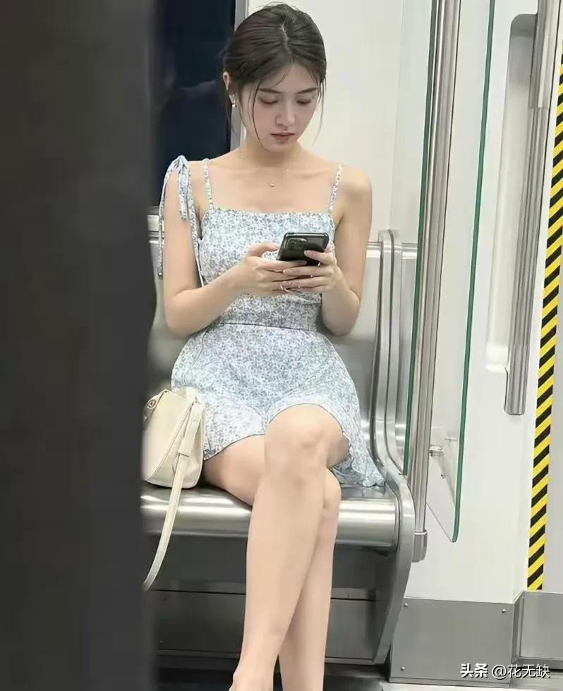 这个绝对是在地铁上能遇到的颜值天花板了。