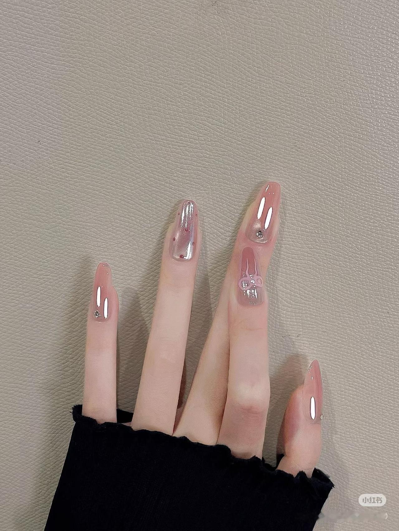 粉色渐变搭配闪亮装饰，尽显优雅与时尚！💅✨