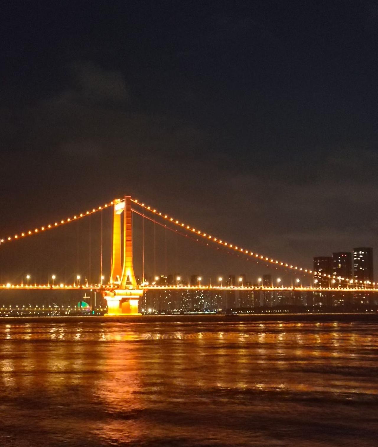 江风习习，波涛拍岸，夜色温柔
垂钓曼舞，散步吹笛，各自怡情～