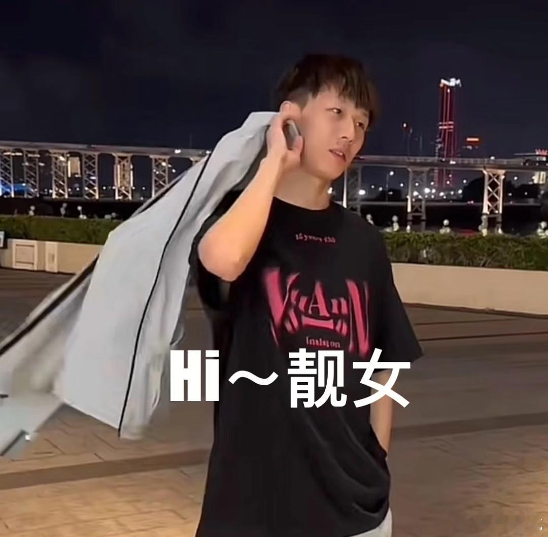 林高远顺毛爆改锡纸烫 谁懂啊！对比林高远这几年的运动会照片，从顺毛到锡纸烫，发型