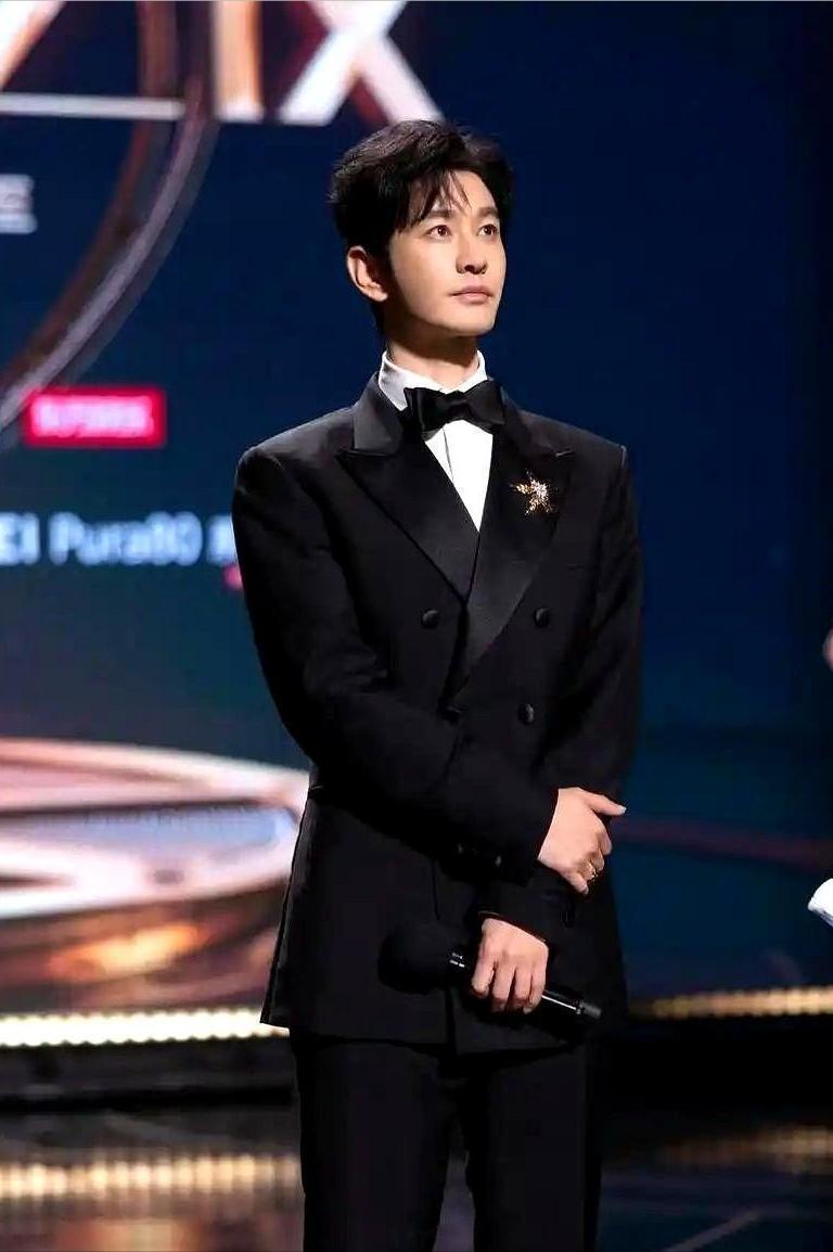 2008年，黄晓明借钱砸进去540万，买了180万股华谊兄弟原始股。2009年华