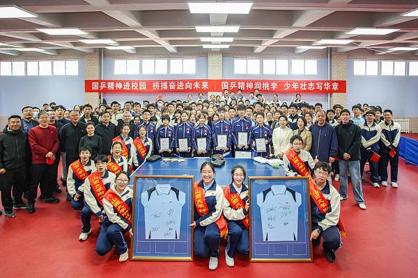 国乒走进山西大学附属中学
 
4月7日，“国乒进校园”主题活动在山西大学附属中学