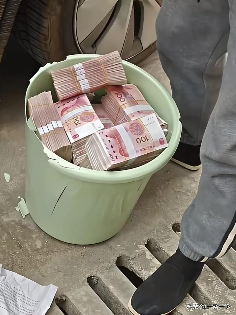 云南昭通，男子家住大山，去一趟银行不容易，他就把打工攒下来的上万块钱放在一个塑料