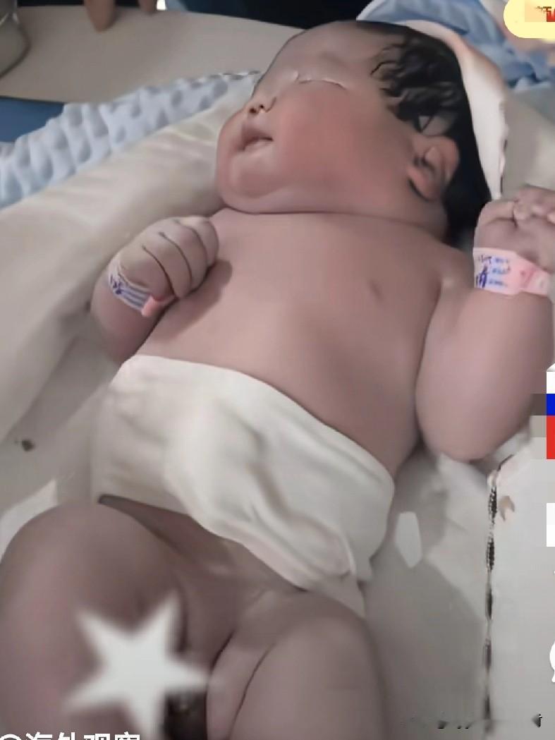 他可真是，爷爷奶奶的梦中情孙哪！刚出生，就弯道超车达到了12.6斤！要知道，其他