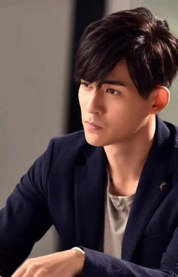 别回忆了，F4那四位，都快50岁了。
 
周渝民说，他们活成了不同物种。
 
朱