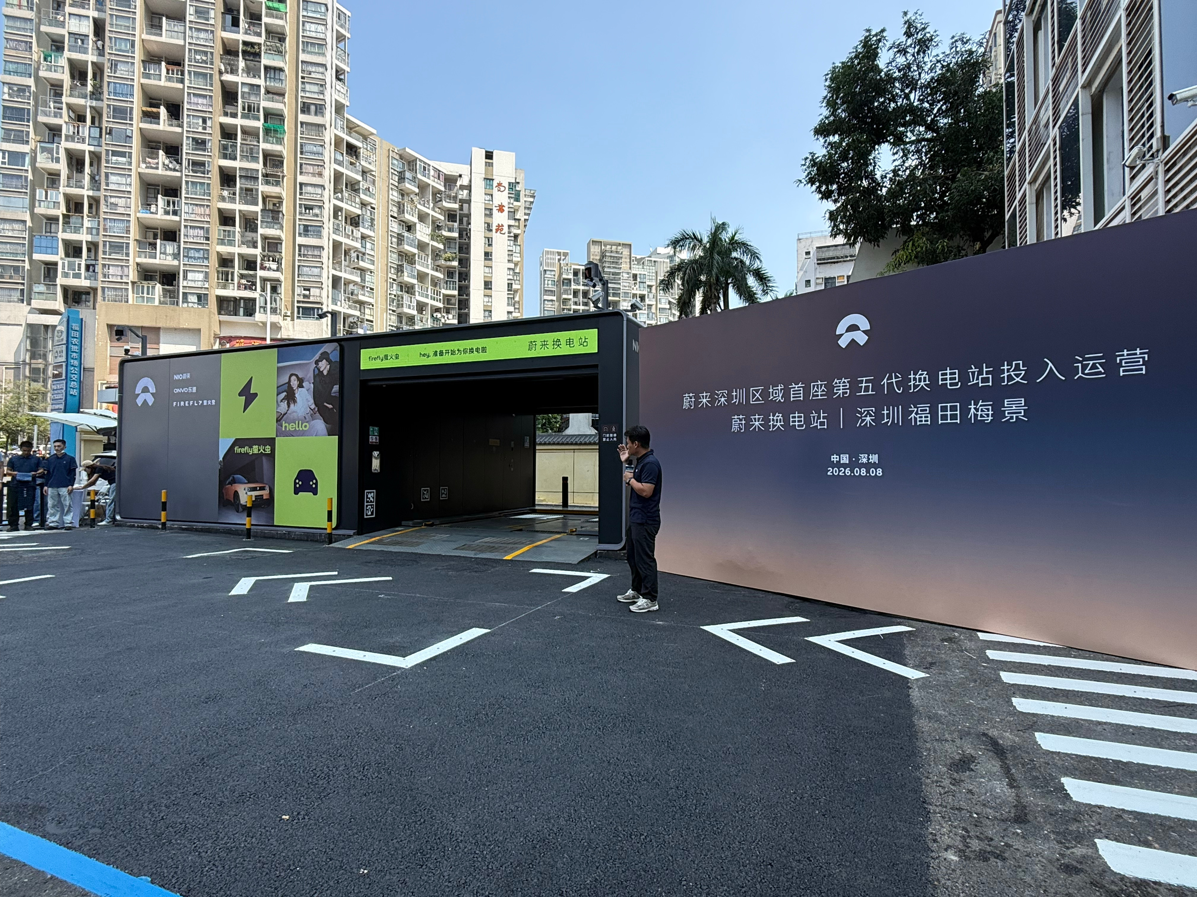今天高温作业一下，来见证深圳第一座蔚来乐道萤火虫都能用的第五代换电站！没错现在萤