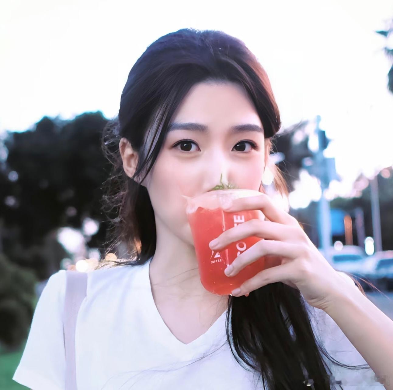 卢昱晓𝐖𝐞𝐂𝐡𝐚𝐭头像 