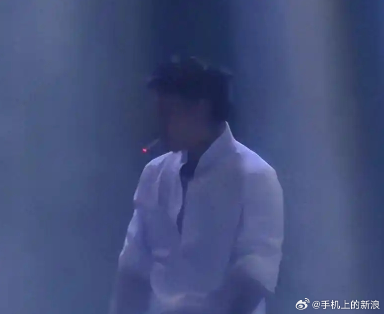 【说唱歌手蒋文涵在舞台表演期间抽烟，已被卫健部门处罚】在舞台表演时当众吸烟的说唱