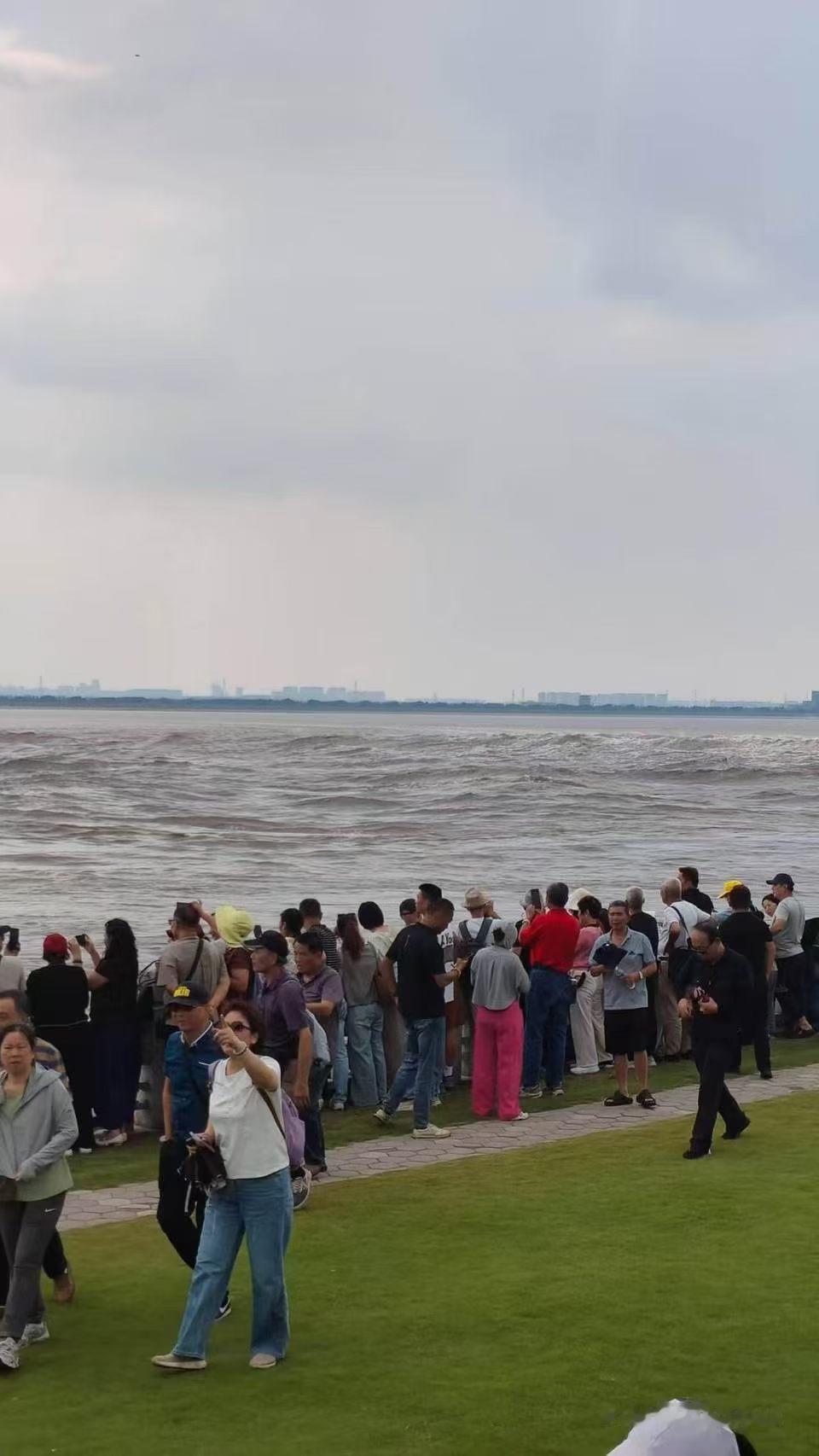 四天的华东旅程，一路穿行水乡古城，揽尽江南温婉，终赴天下奇观钱塘江大潮。
 
漫