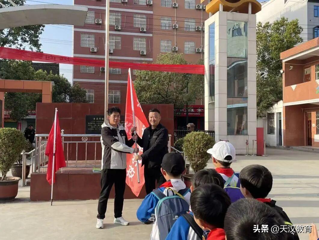 3月20日洋县实验学校魅力小学一——三年级的师生们以步履赴春光，迎着温柔的风，向
