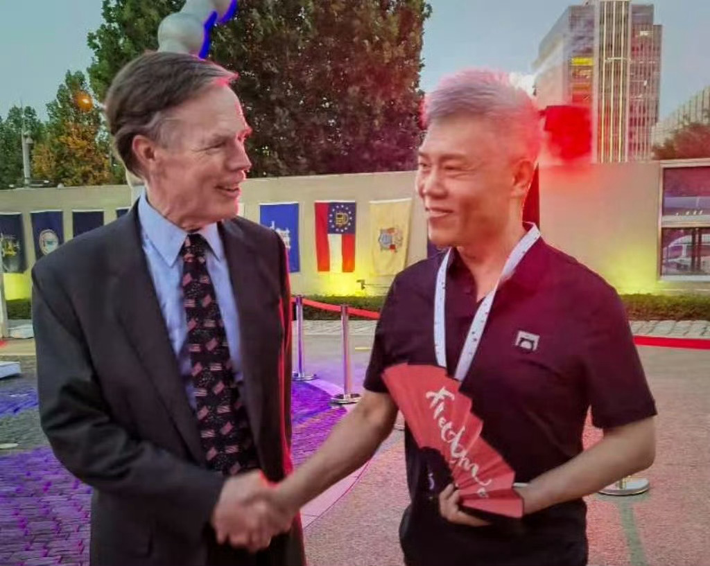 太搞笑了，一个移民加拿大的老公知赵某林，给伯恩斯留言苦口婆心的说：你怎么能邀请司