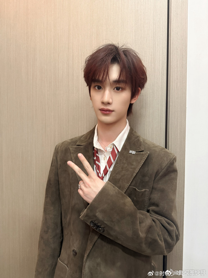 丁程鑫你好星期六新皮肤 满脸炭黑也藏不住清澈眼神，认真玩游戏的样子太圈粉，是可爱