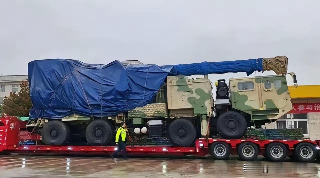 世界首款路基车载电磁炮亮相，这可太牛了！电磁炮利用电磁力发射炮弹，相比传统火炮优