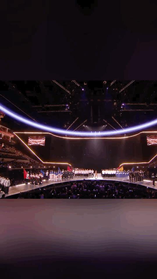 吉克隽逸和117名职业电竞选手同台 吉克隽逸在舞台上与117名职业电竞选手共同演