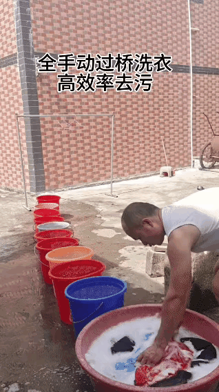 还有这样洗衣服的，这男子真能想得出，这样能洗干净吗？