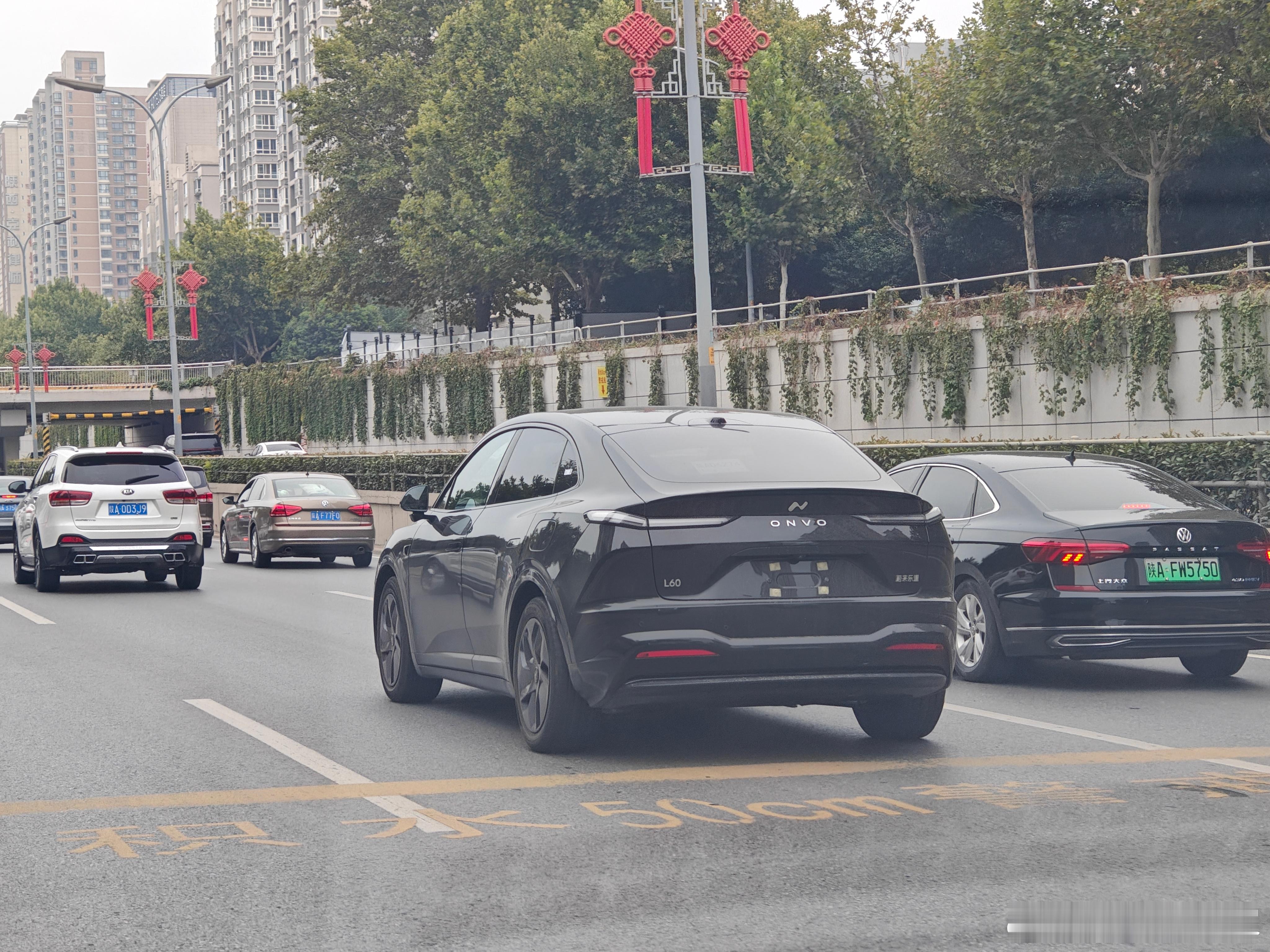 在路上第一次遇到乐道L60，应该是刚提车还没来得及上牌[喵喵]所以我只有一个问题