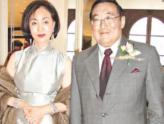 1995年，香港百万富豪赵世光拿着1000万要跟妻子何莉莉离婚，可何莉莉却坚决不