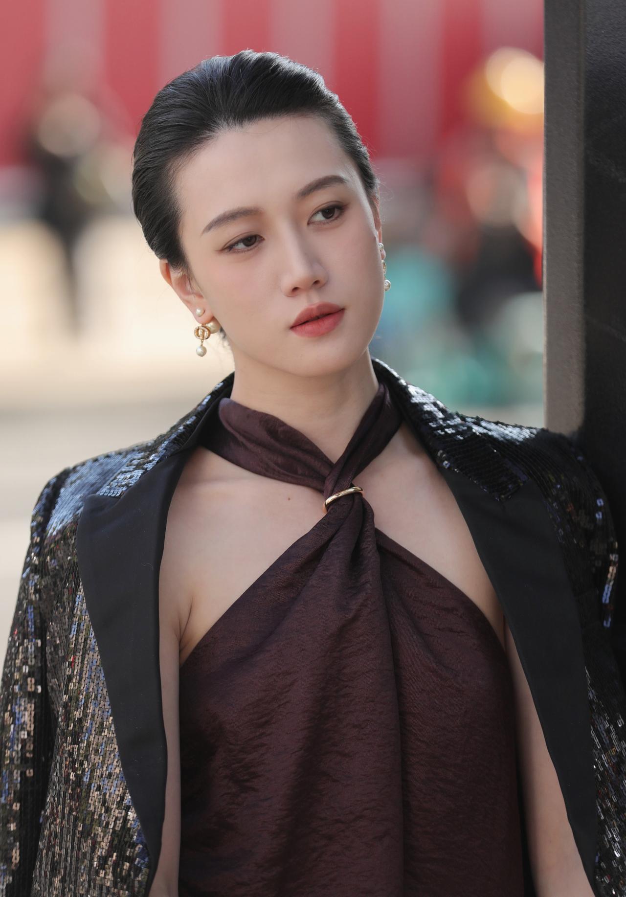 《街头秀场》
，她以一身松弛又精致的造型，成为街头最亮眼的风景。深棕挂脖上衣以扭